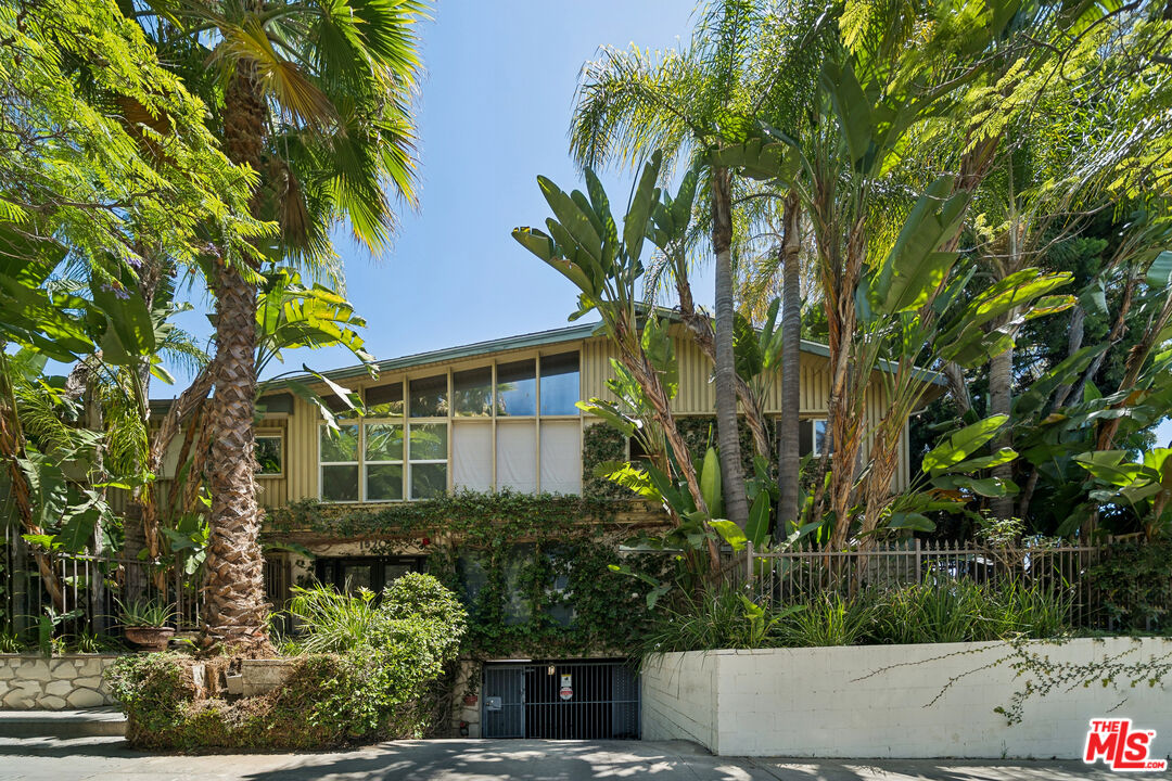 1520 N Hayworth Ave Unit: 19