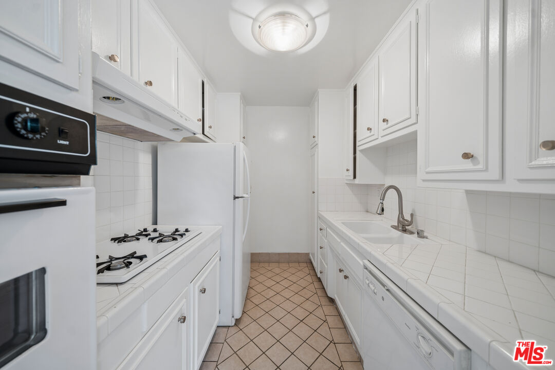1520 N Hayworth Ave Unit: 19