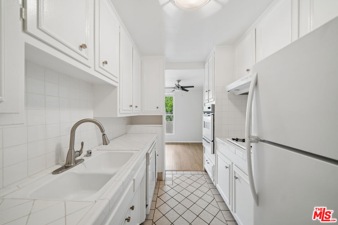 1520 N Hayworth Ave Unit: 19