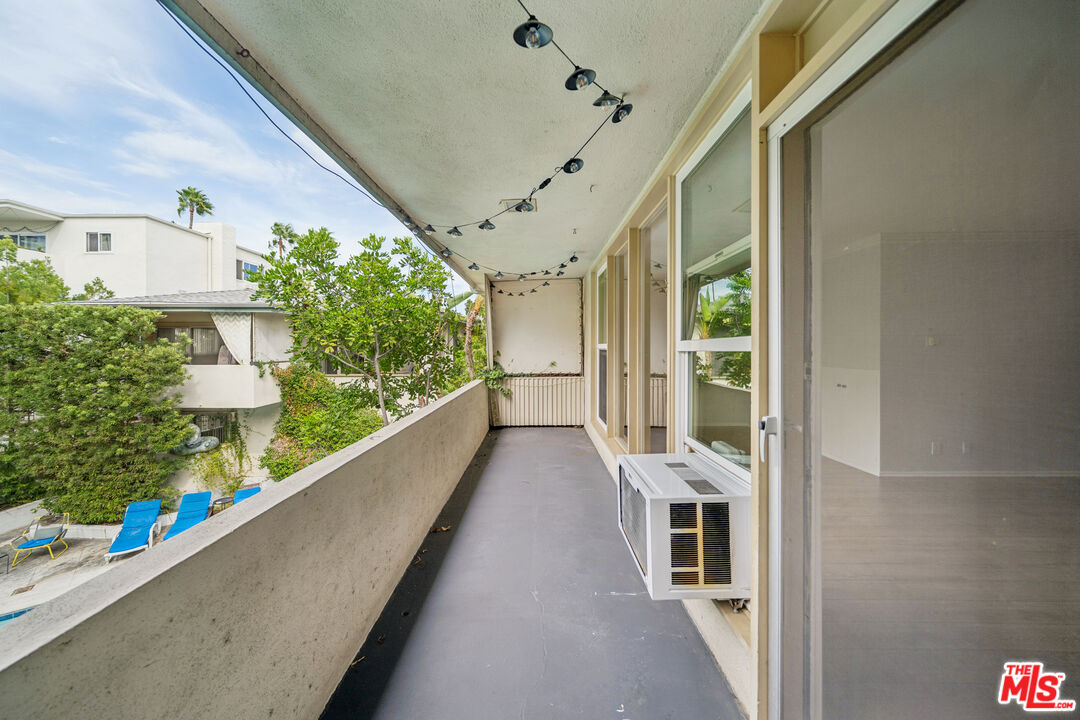 1520 N Hayworth Ave Unit: 19
