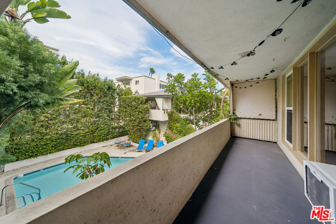 1520 N Hayworth Ave Unit: 19