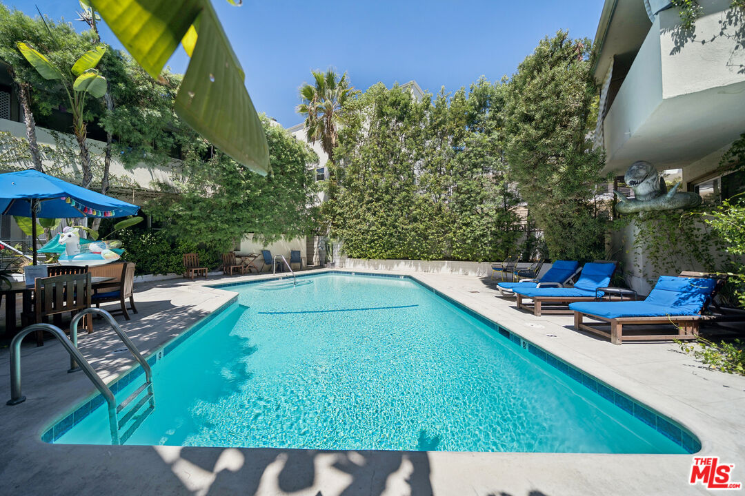 1520 N Hayworth Ave Unit: 19