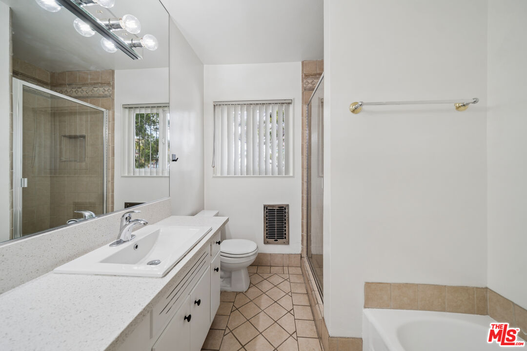 1520 N Hayworth Ave Unit: 19