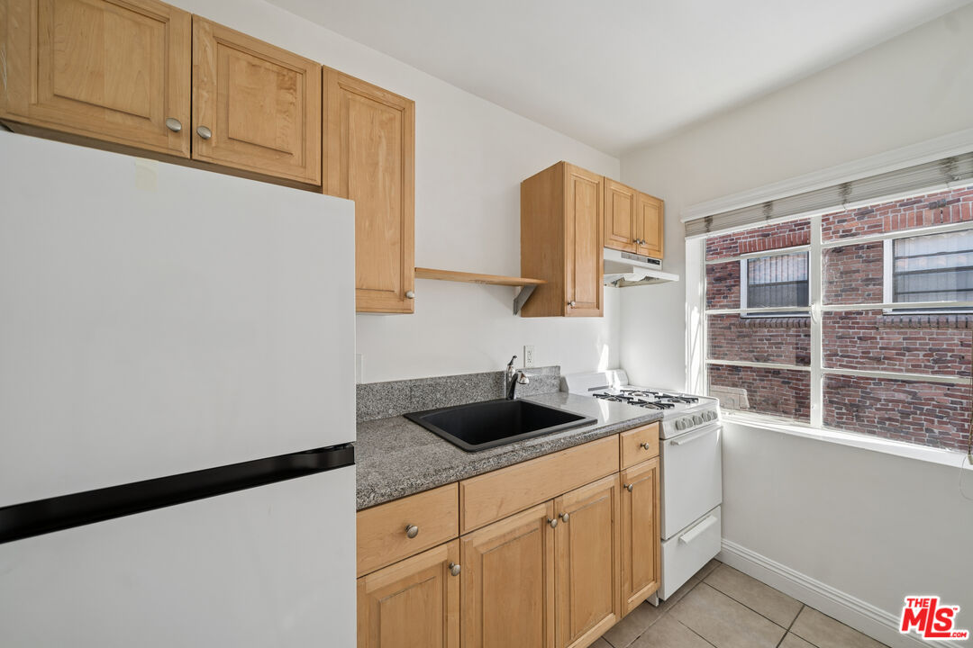 1811 Wilcox Ave Unit: 9