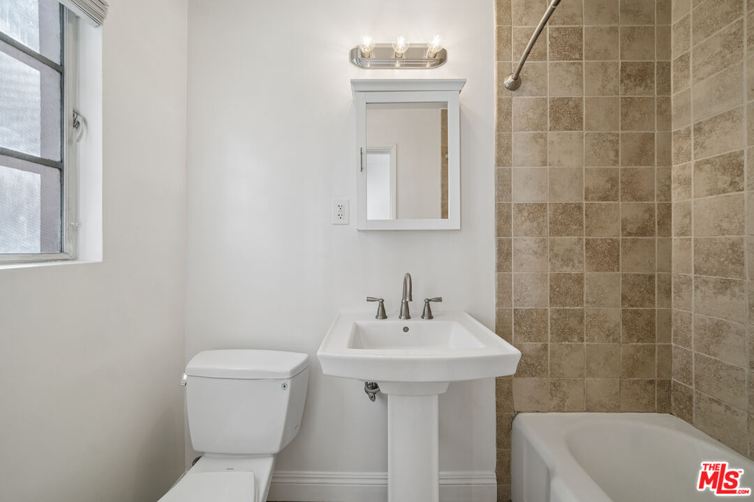1811 Wilcox Ave Unit: 9