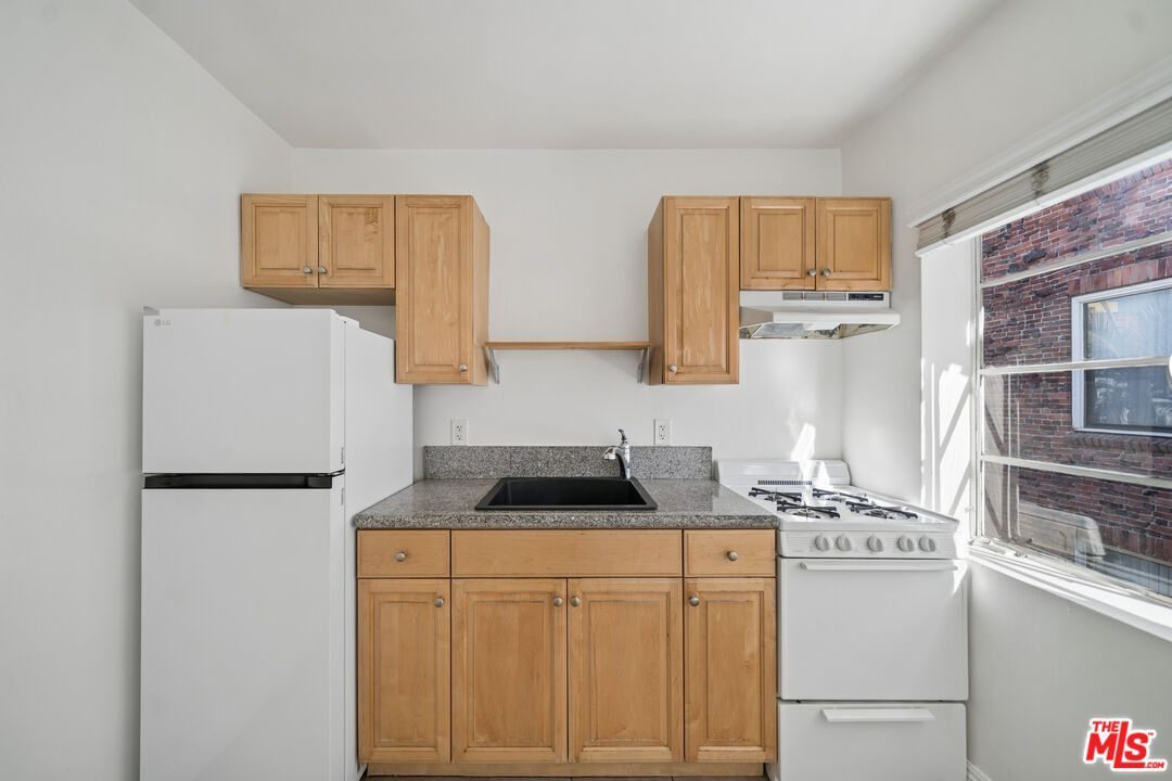 1811 Wilcox Ave Unit: 9