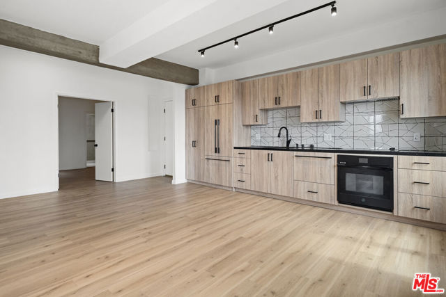 109 N Sycamore Avenue # 401
