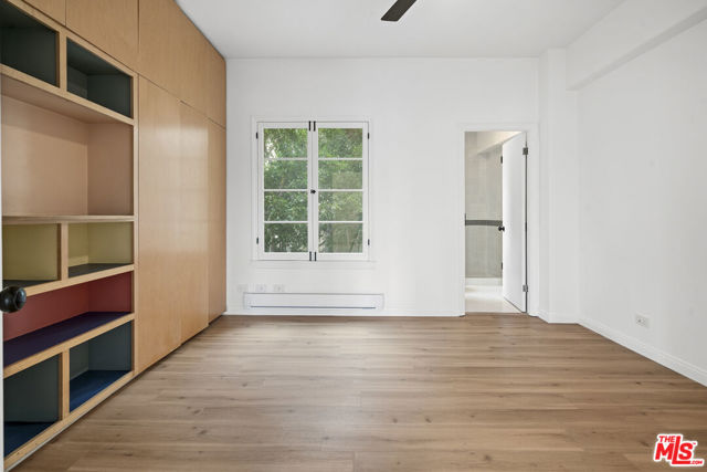 109 N Sycamore Avenue # 401