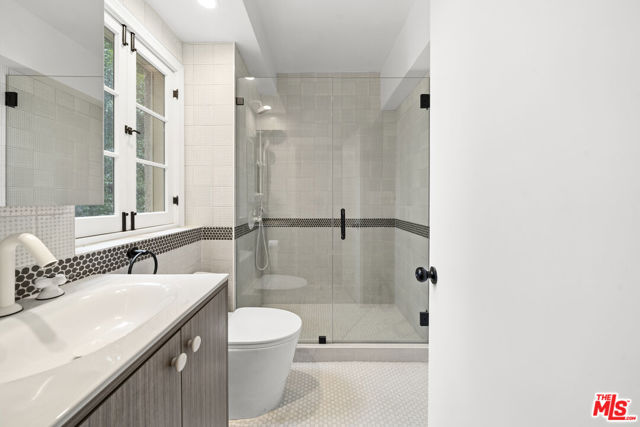 109 N Sycamore Avenue # 401