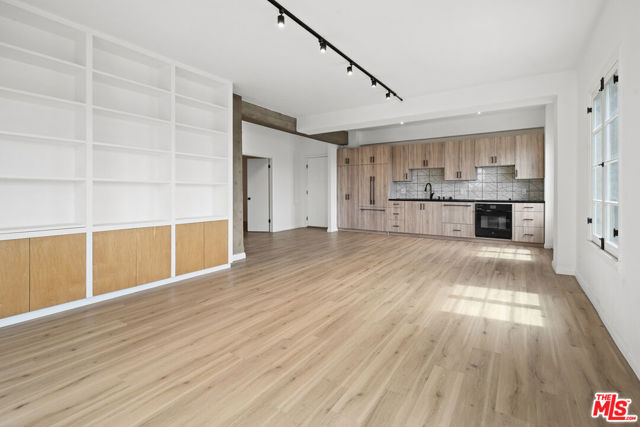 109 N Sycamore Avenue # 401