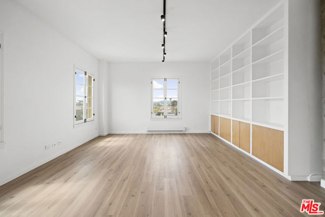 109 N Sycamore Avenue # 401