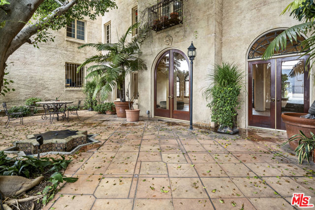 109 N Sycamore Avenue # 401