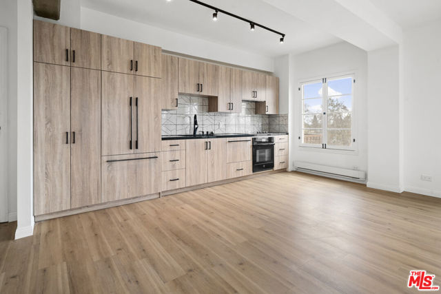 109 N Sycamore Avenue # 401