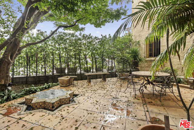 109 N Sycamore Avenue # 401