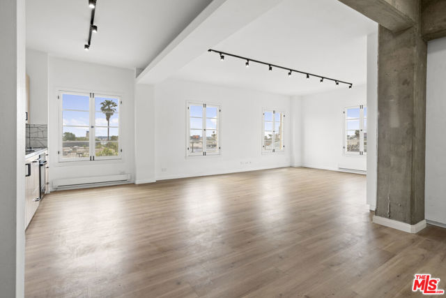109 N Sycamore Avenue # 401