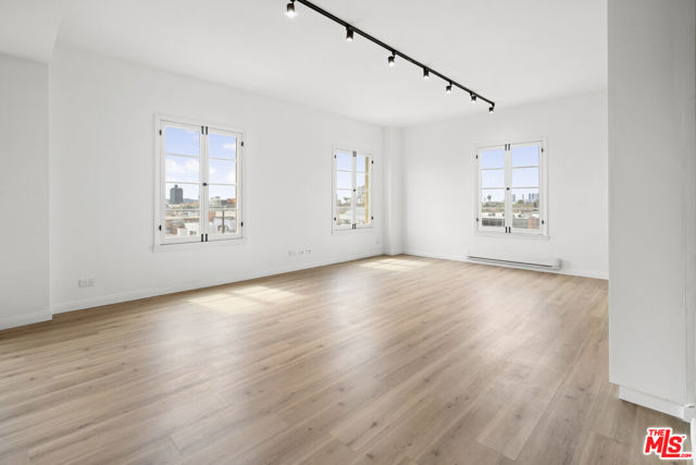 109 N Sycamore Avenue # 401