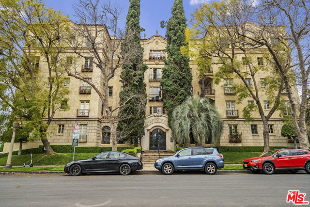 109 N Sycamore Avenue # 401