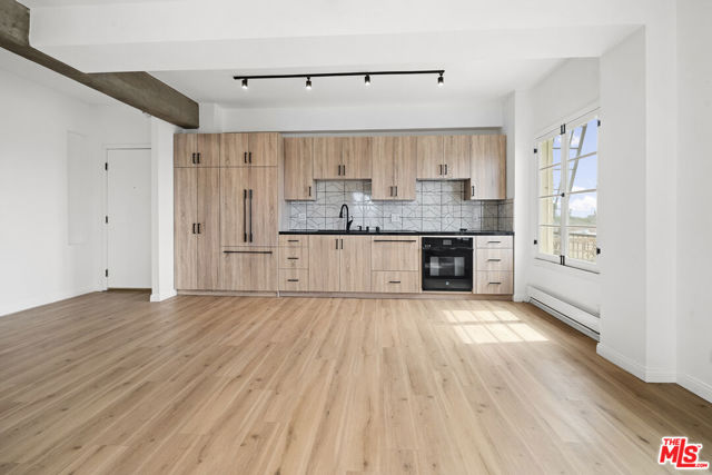 109 N Sycamore Avenue # 401