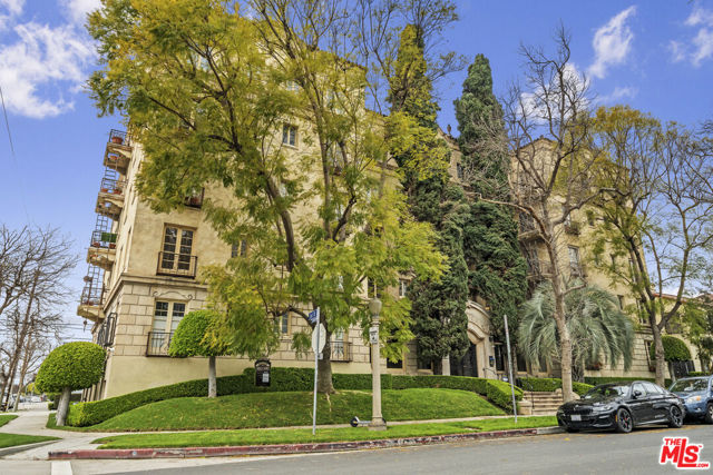 109 N Sycamore Avenue # 401