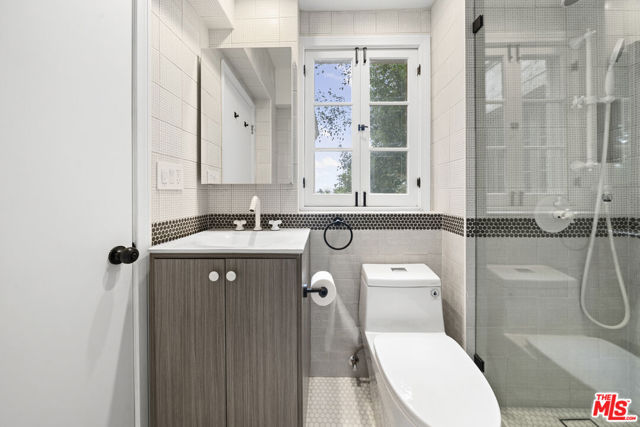 109 N Sycamore Avenue # 401