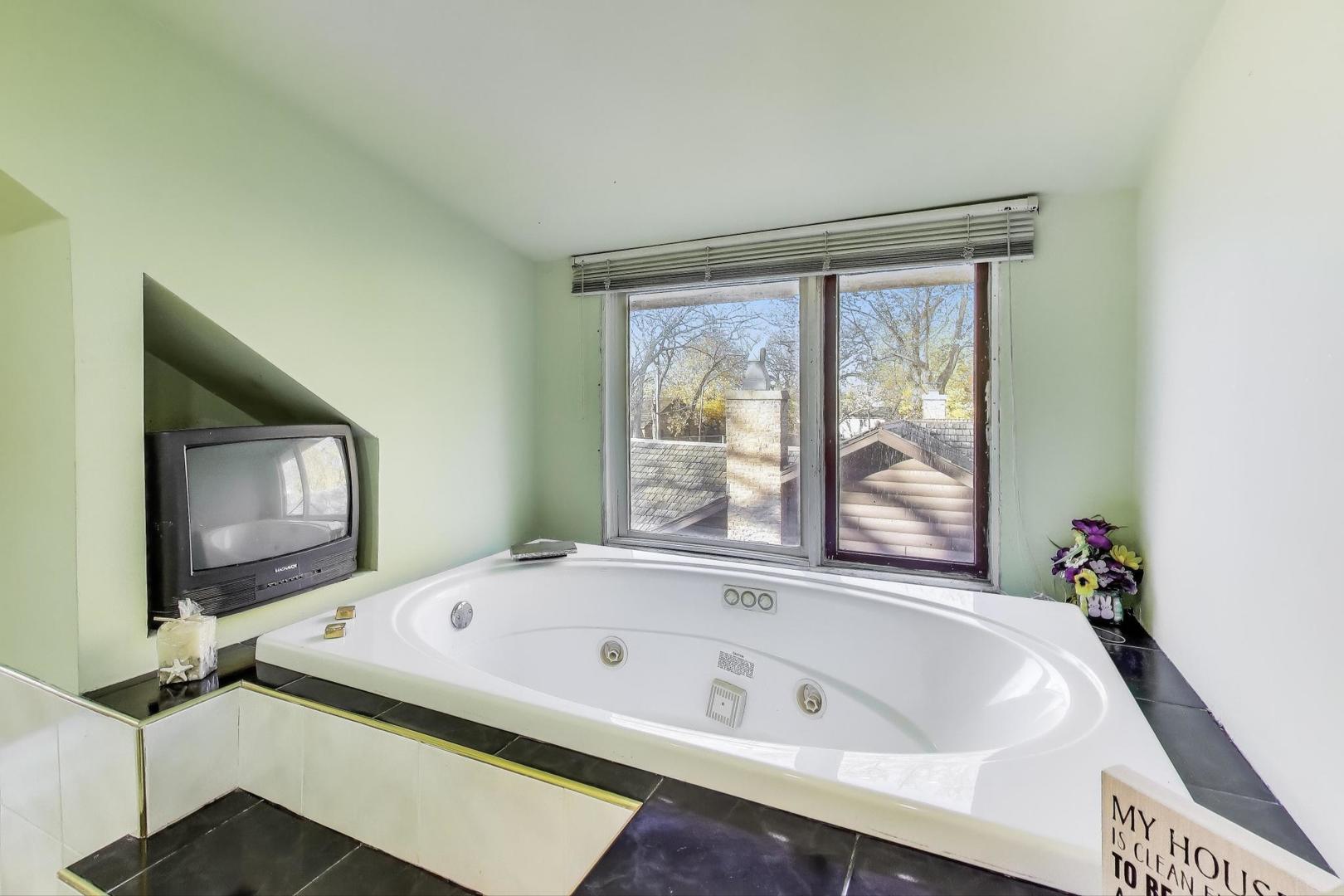 4116 E Lake Shore Drive