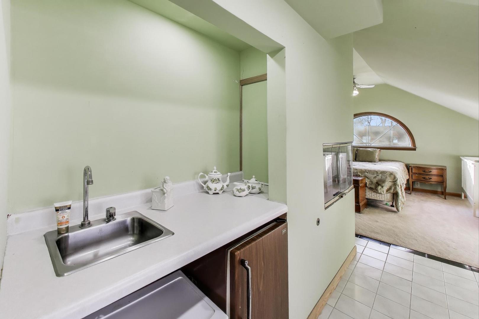 4116 E Lake Shore Drive