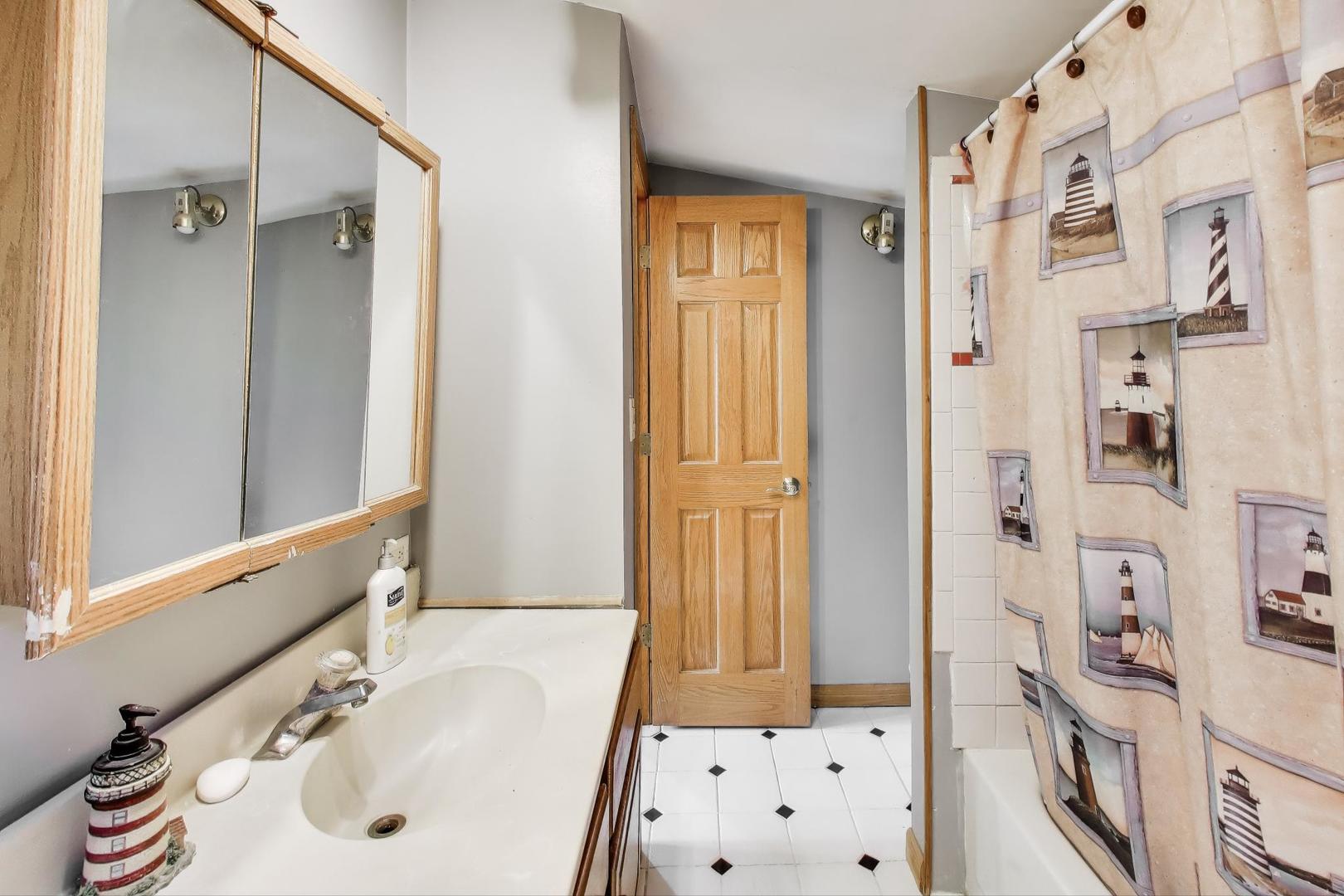 4116 E Lake Shore Drive