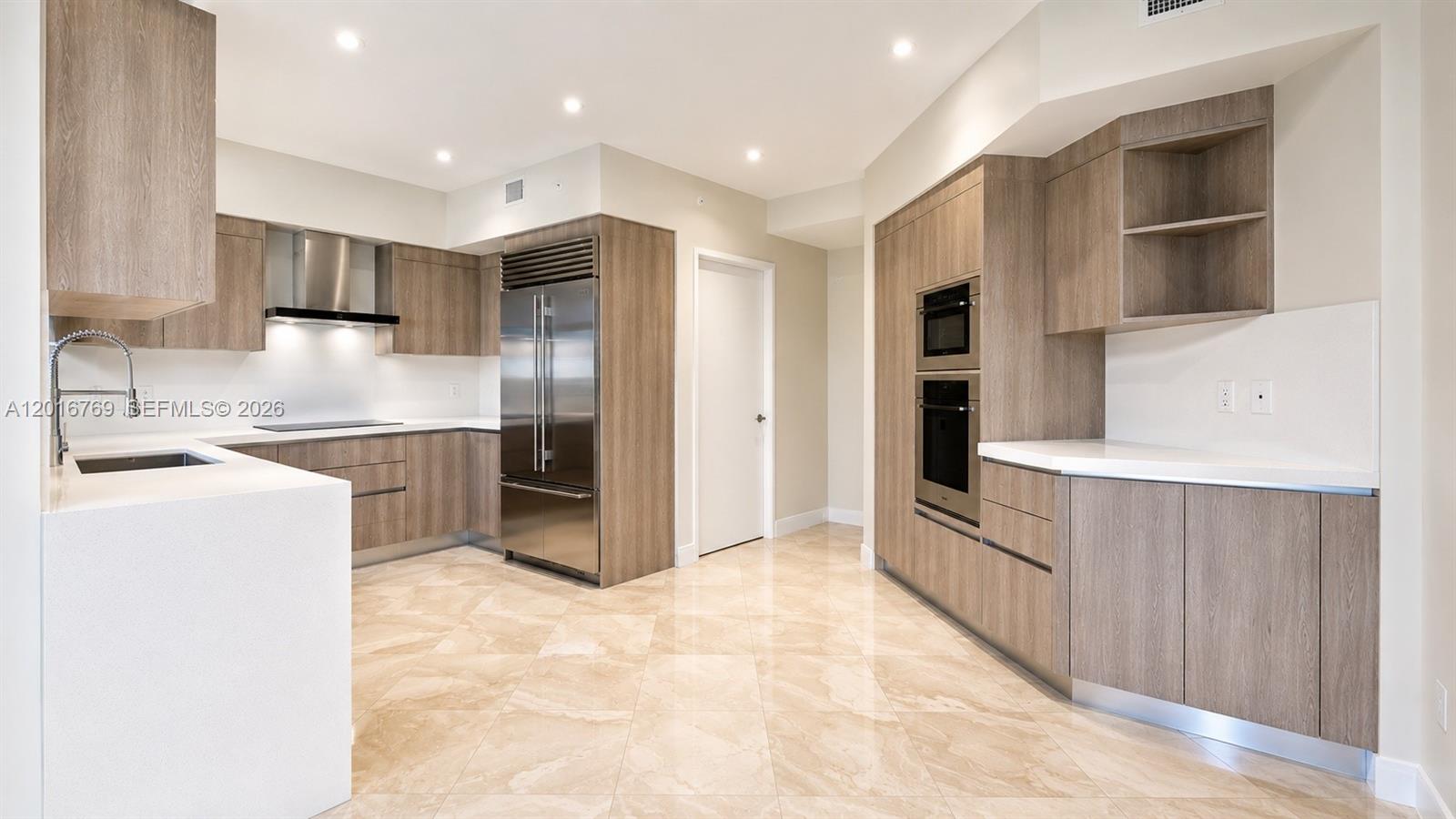 737 Crandon Blvd # 402