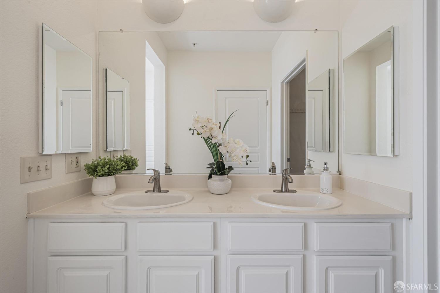 101 Crescent Way # 2108