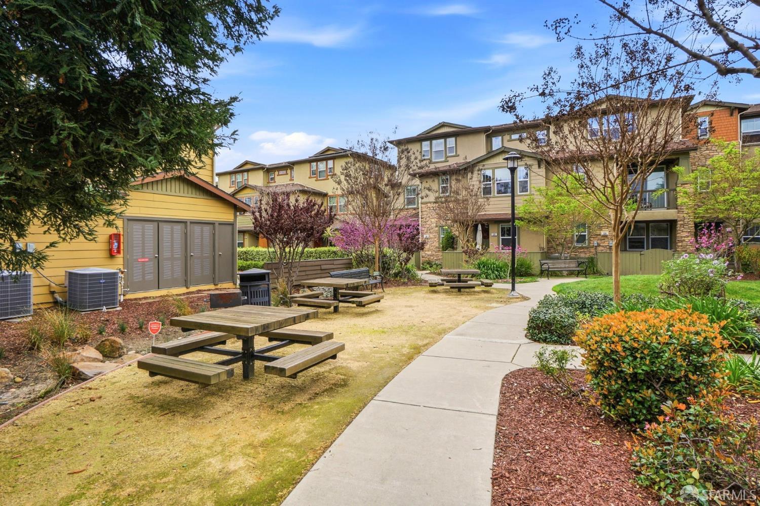 2541 Oak Road