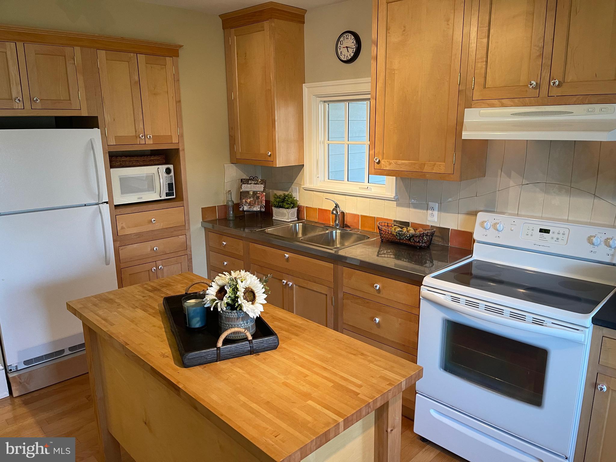 18100 & 18096 LINCOLN ROAD