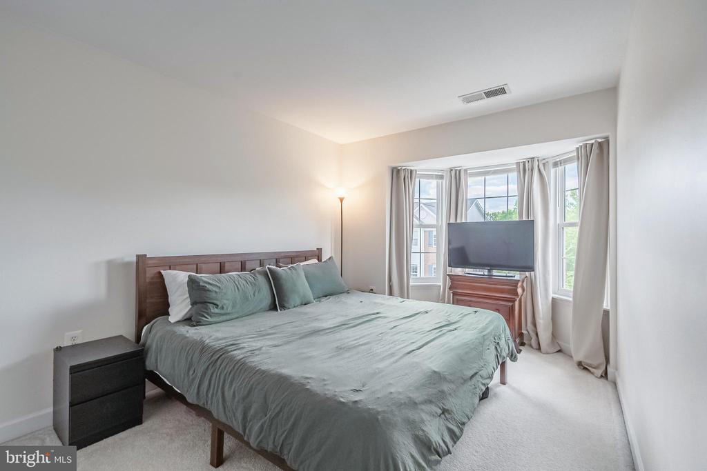 222 HAWKS VIEW SQUARE SE