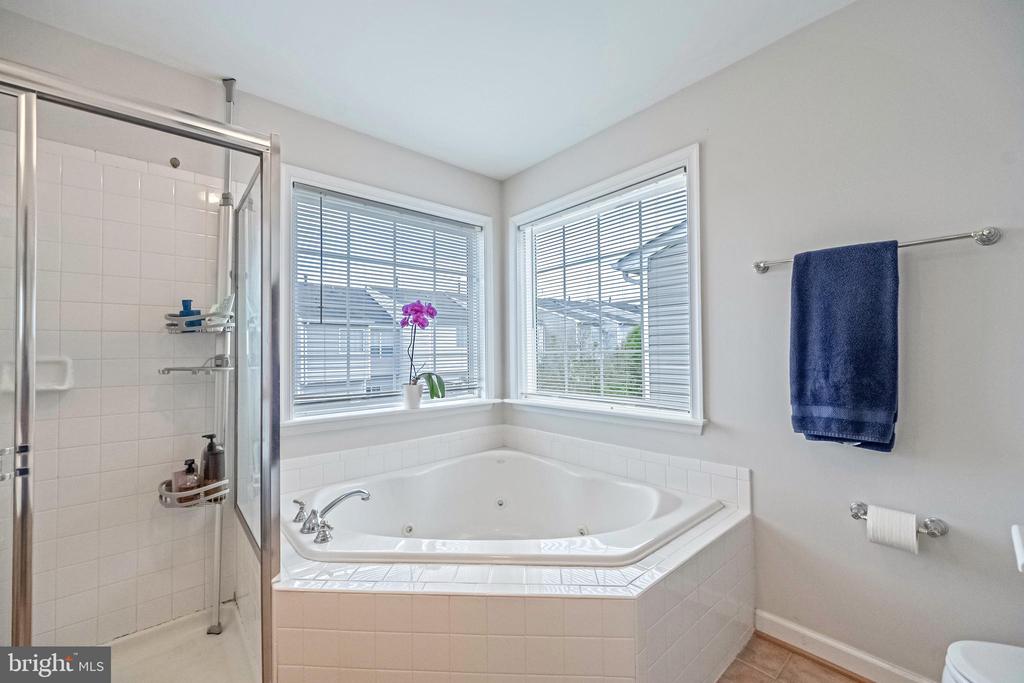 222 HAWKS VIEW SQUARE SE