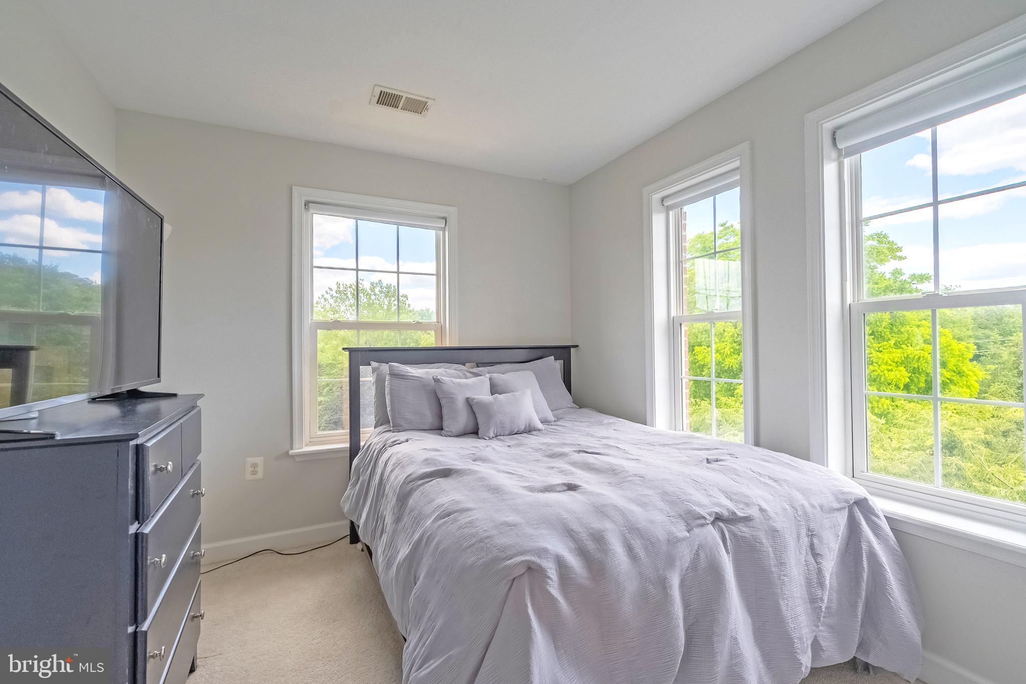 222 HAWKS VIEW SQUARE SE