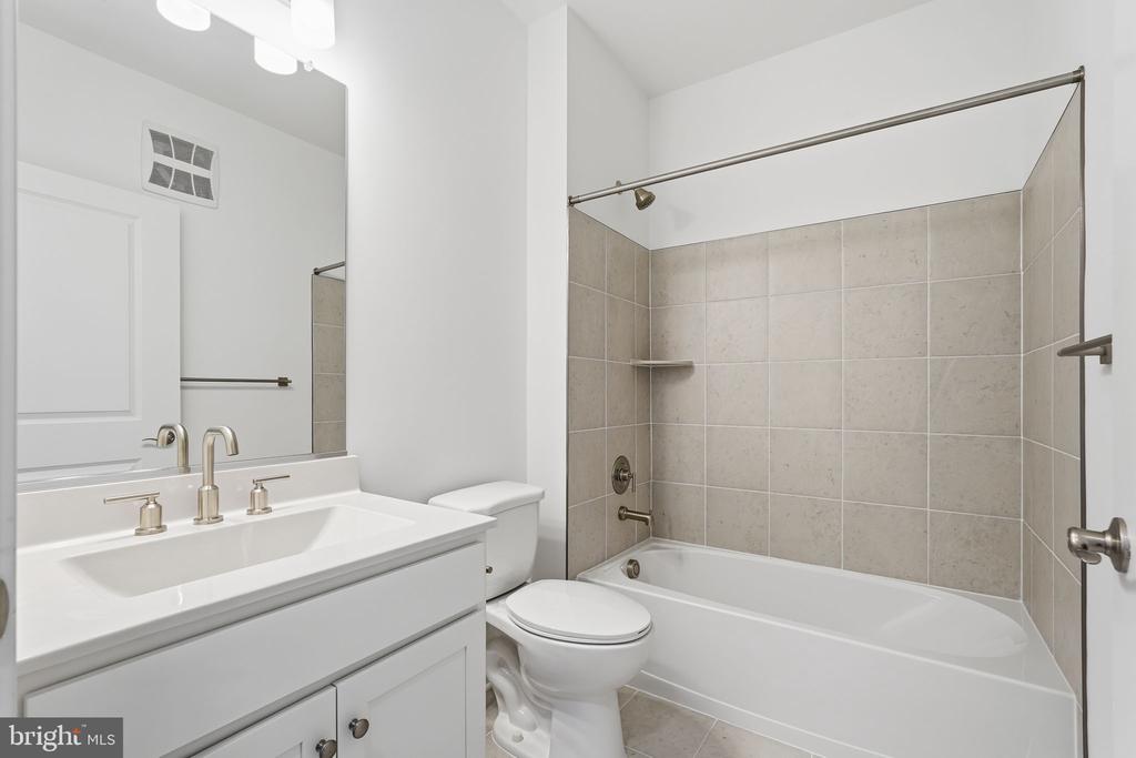 21731 DOVEKIE TERRACE 302