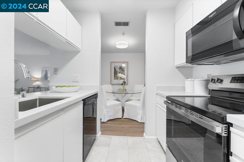 3183 Wayside Plaza # 202