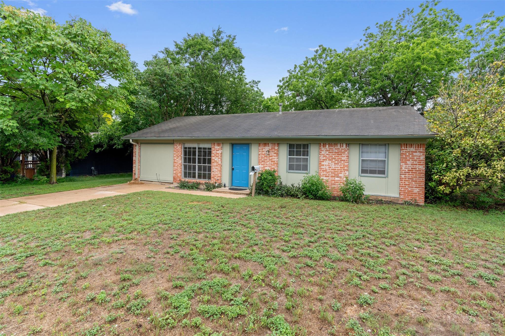 809 Eberhart LN