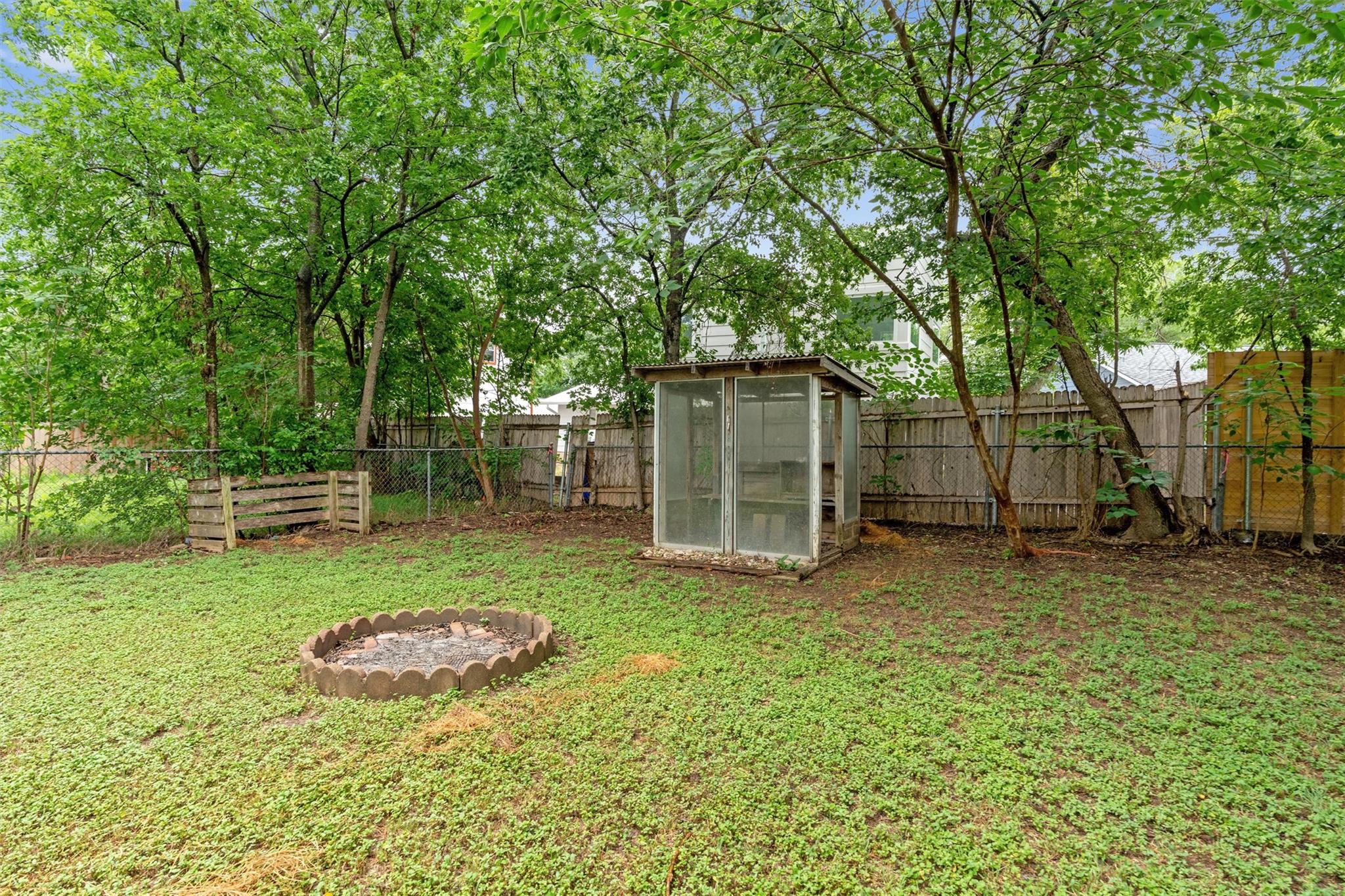 809 Eberhart LN