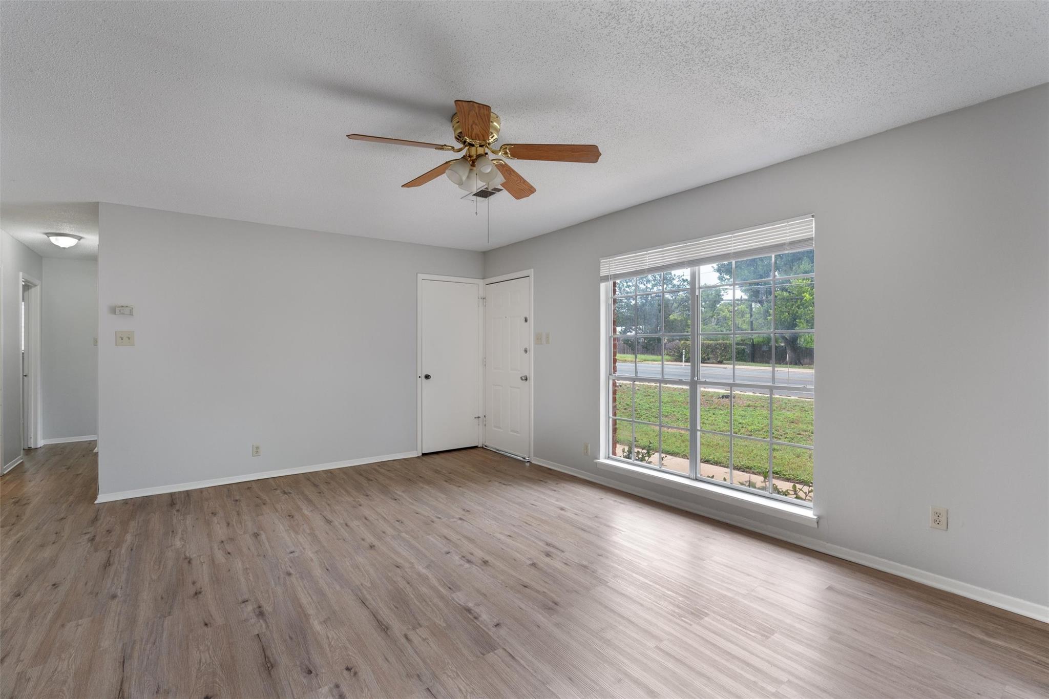 809 Eberhart LN