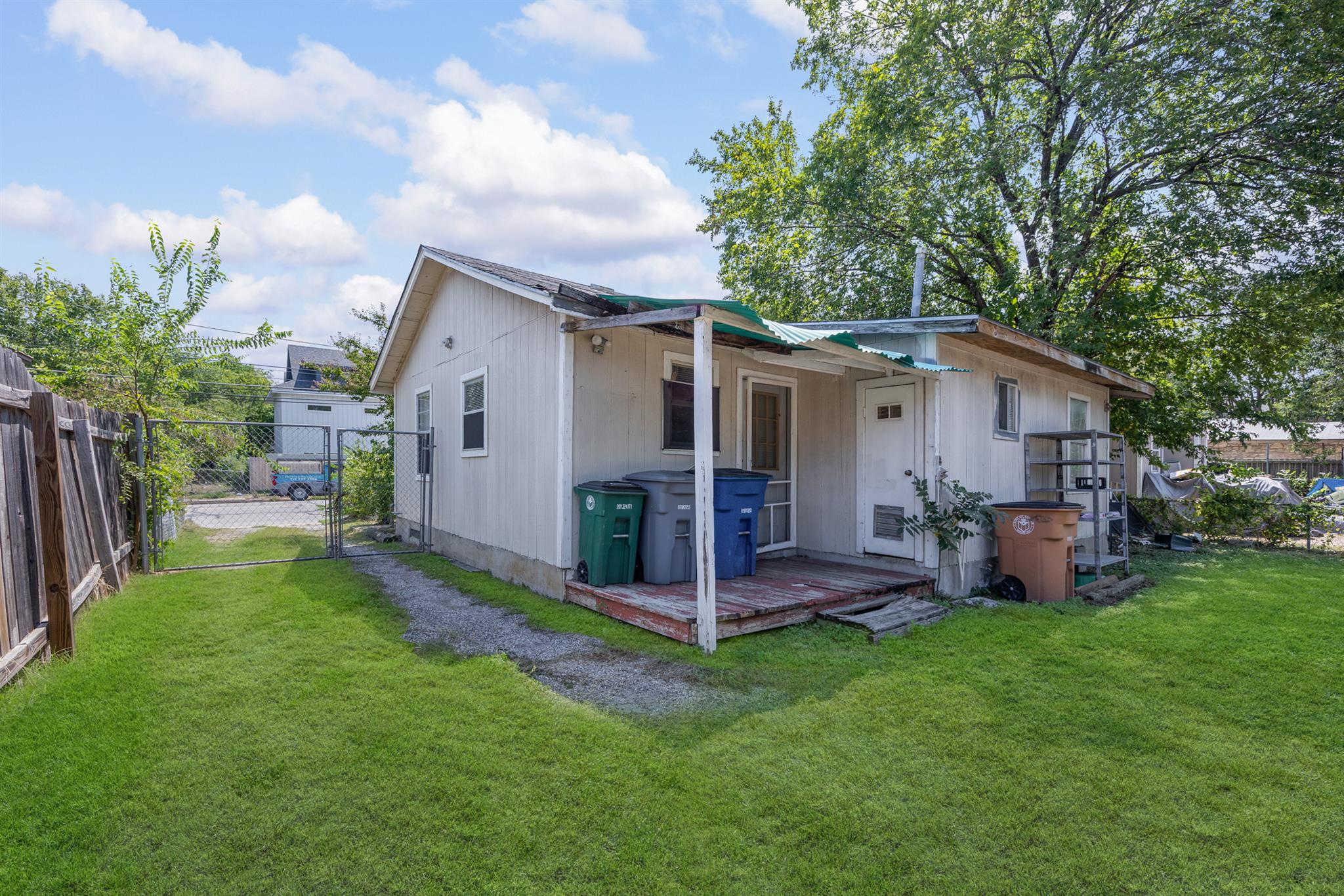 908 Vargas RD