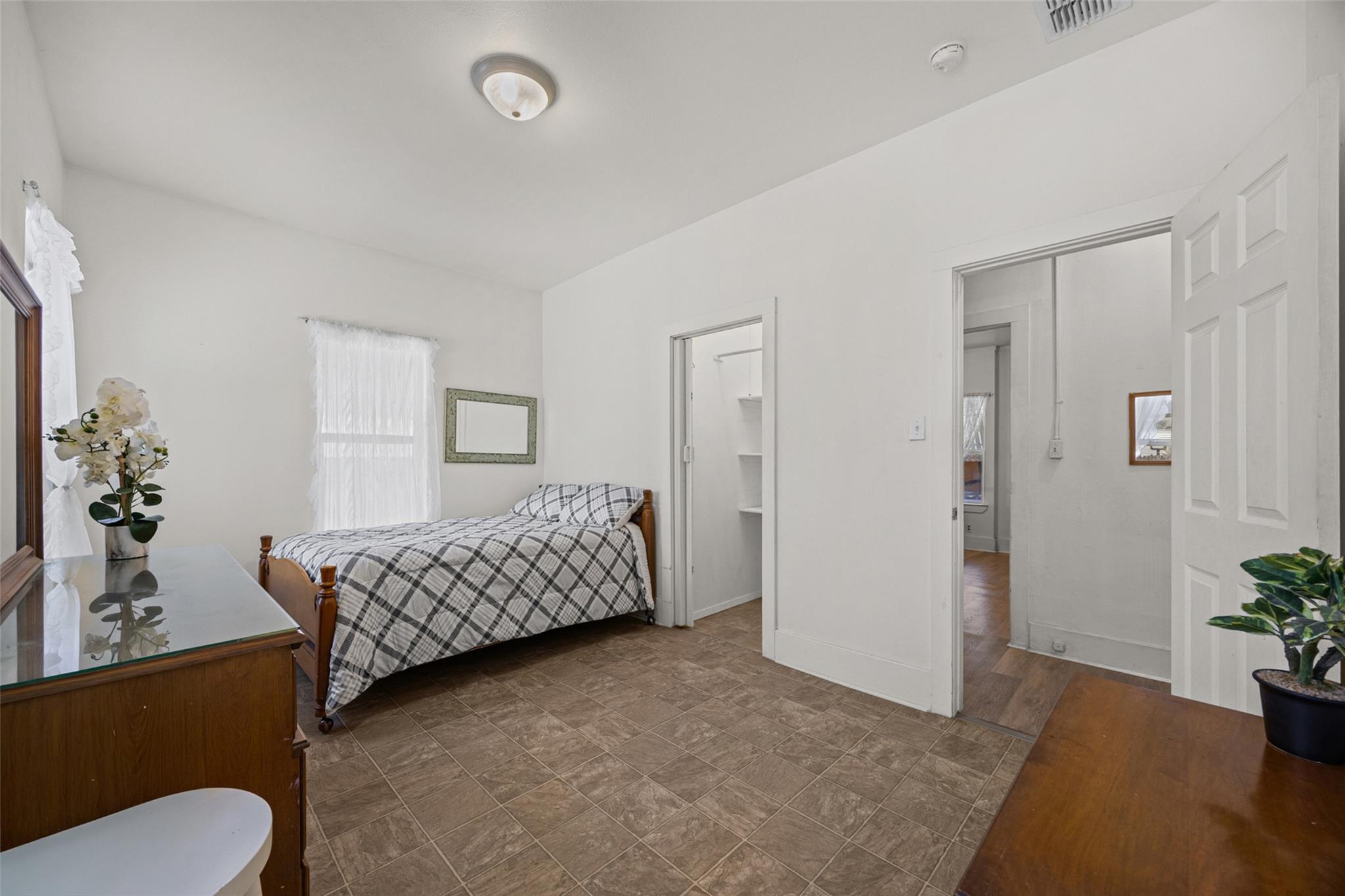 906 W Elizabeth ST