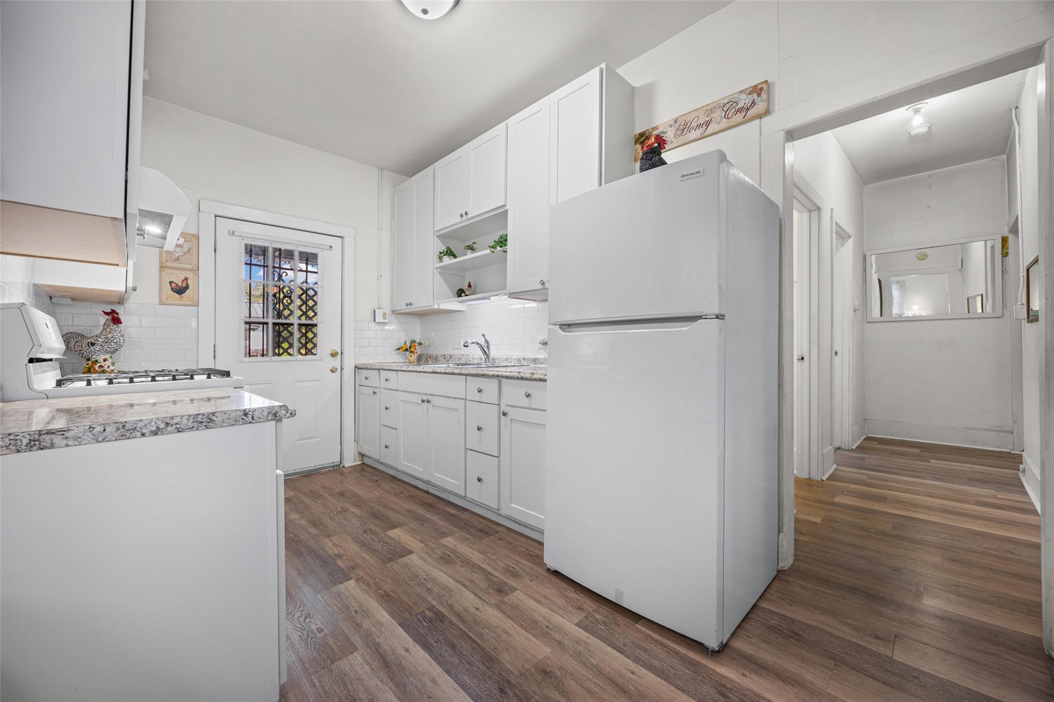906 W Elizabeth ST