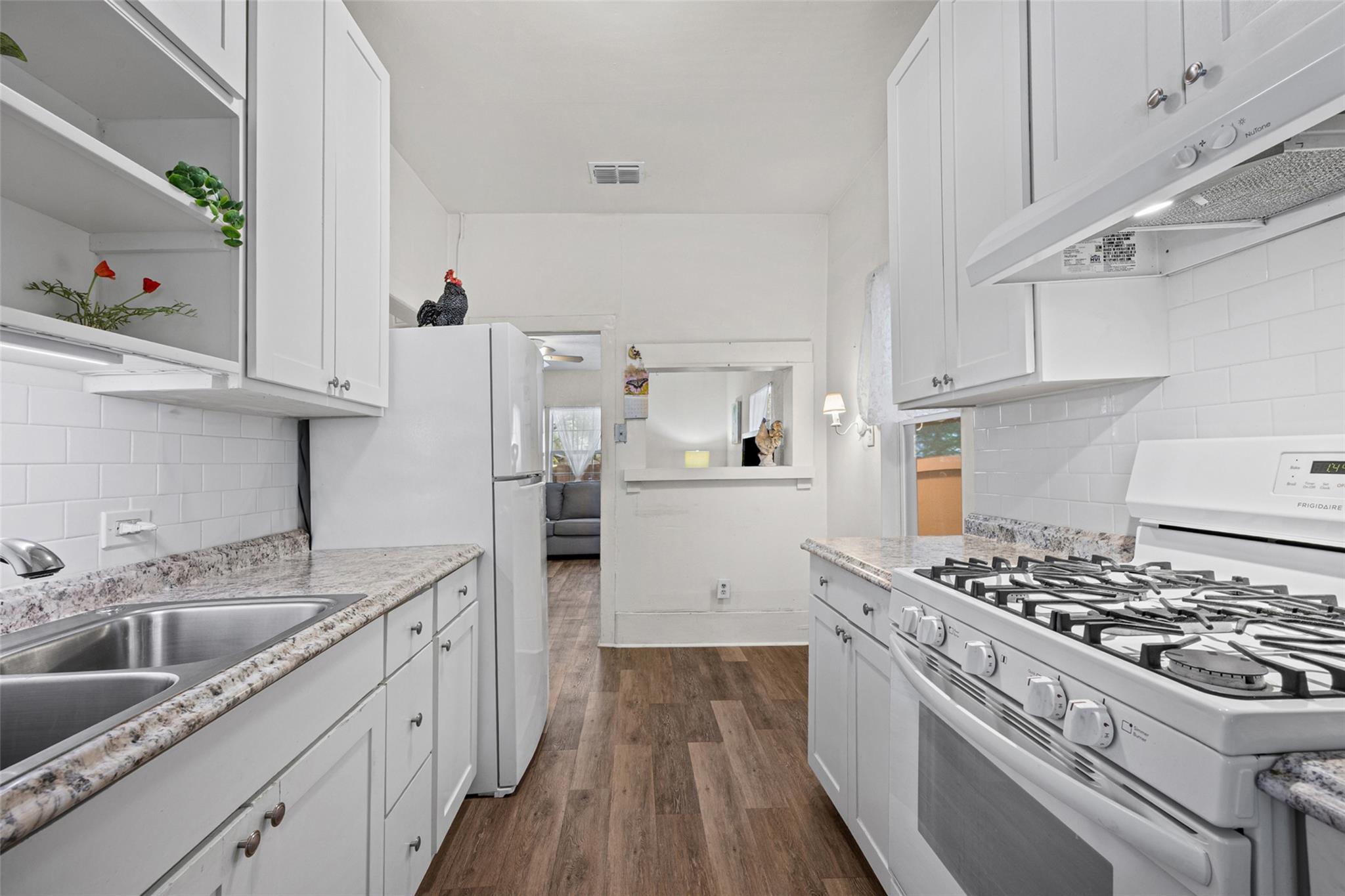 906 W Elizabeth ST