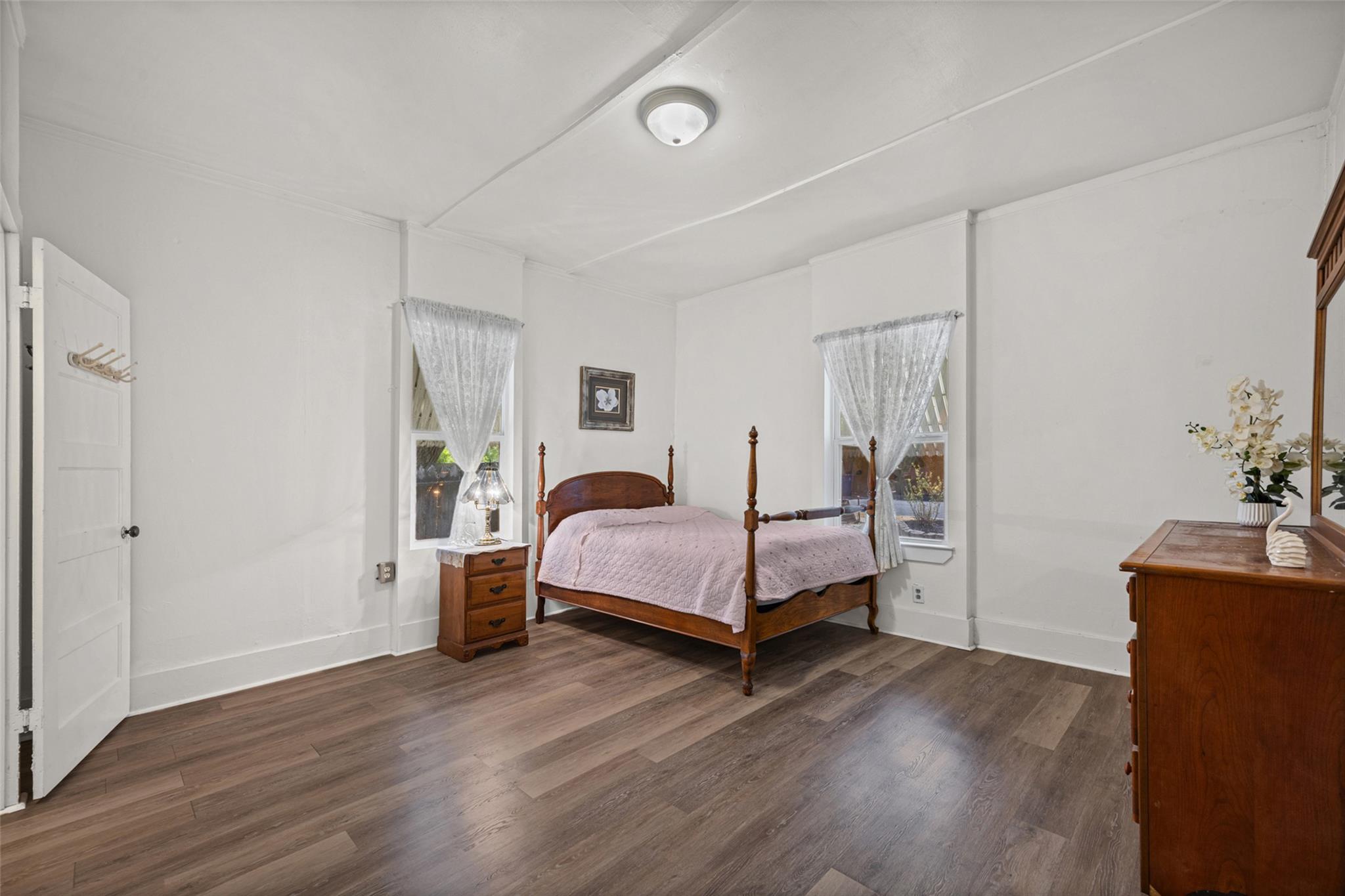 906 W Elizabeth ST