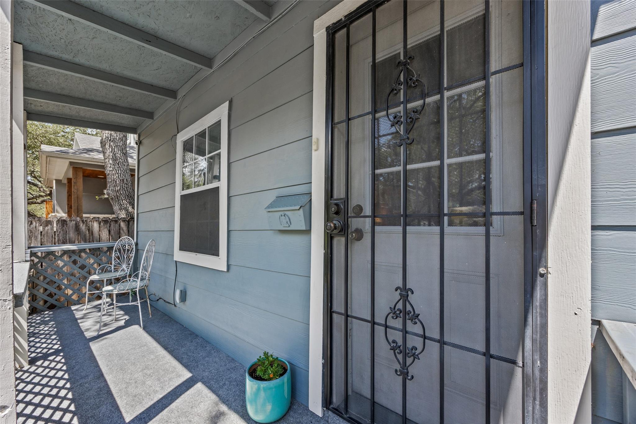 906 W Elizabeth ST