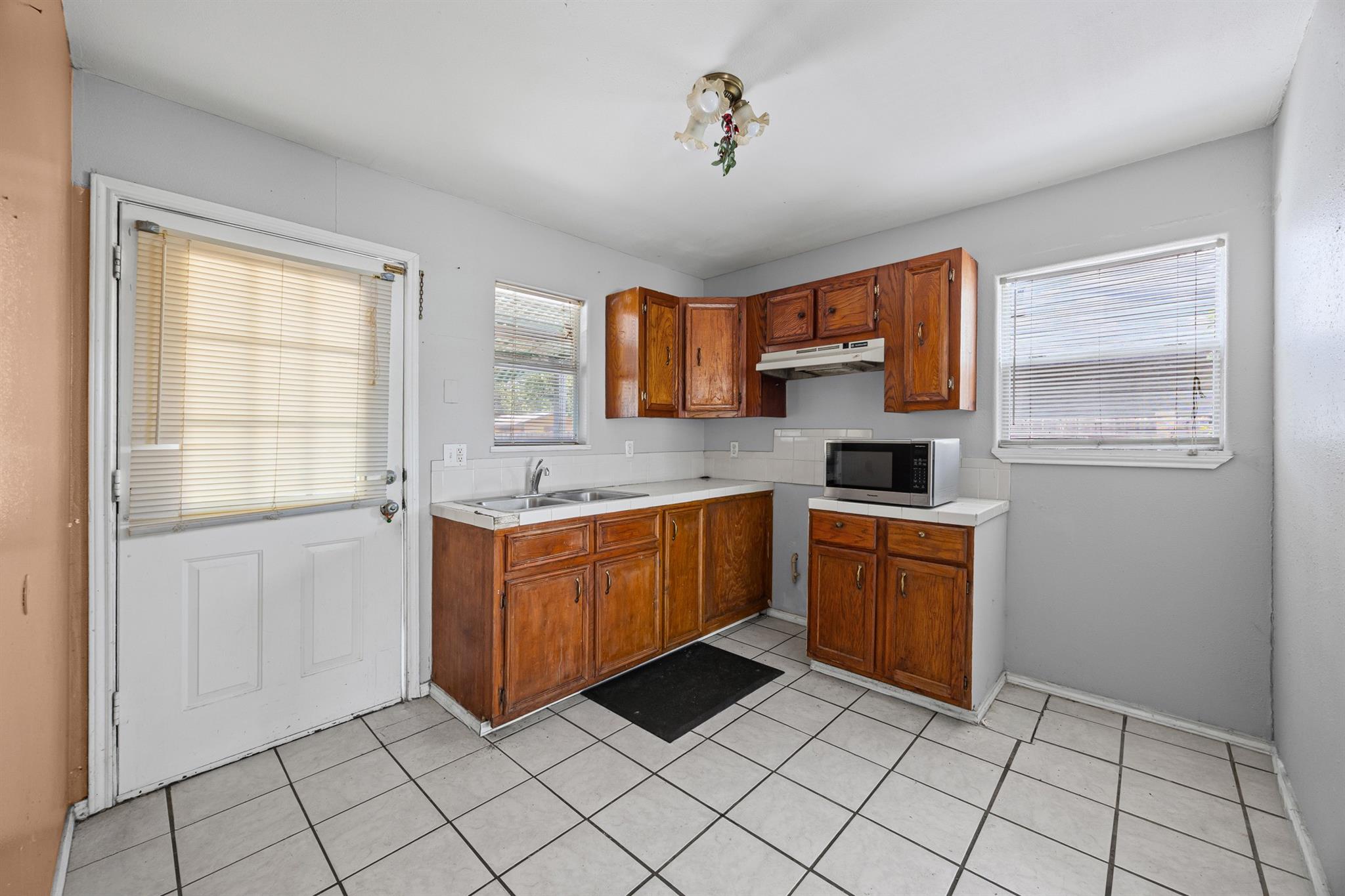 908 Vargas RD