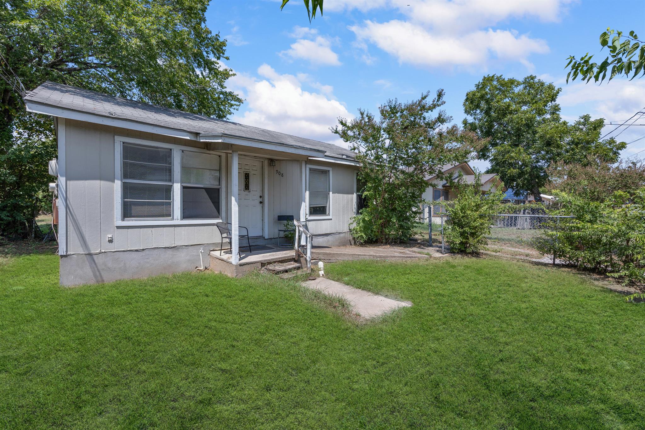 908 Vargas RD