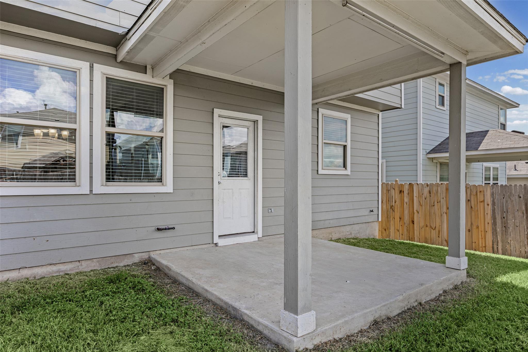 467 Twisted Oaks LN