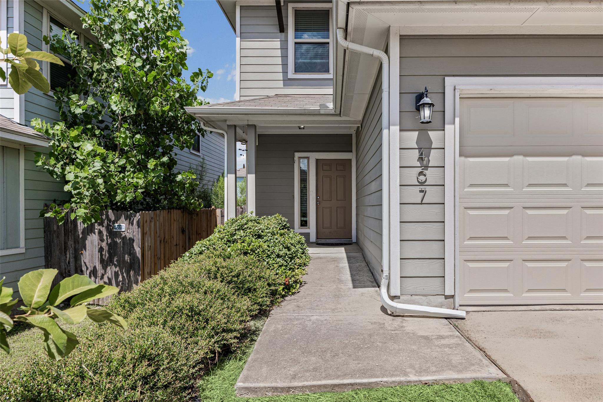 467 Twisted Oaks LN