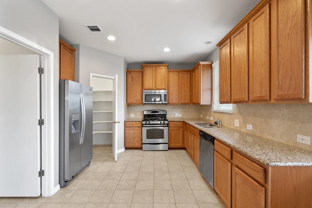 467 Twisted Oaks LN